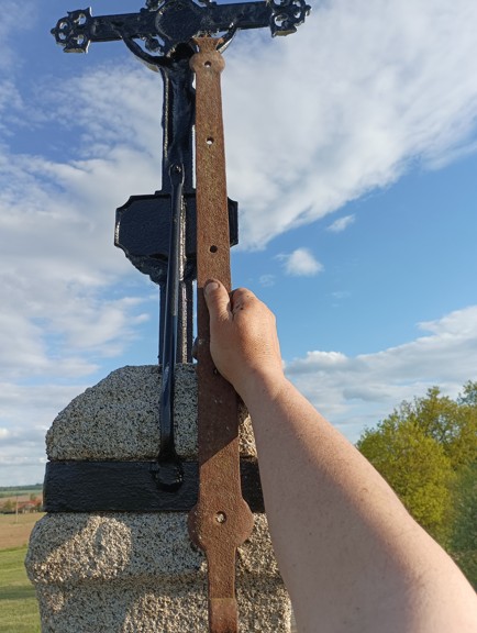 049